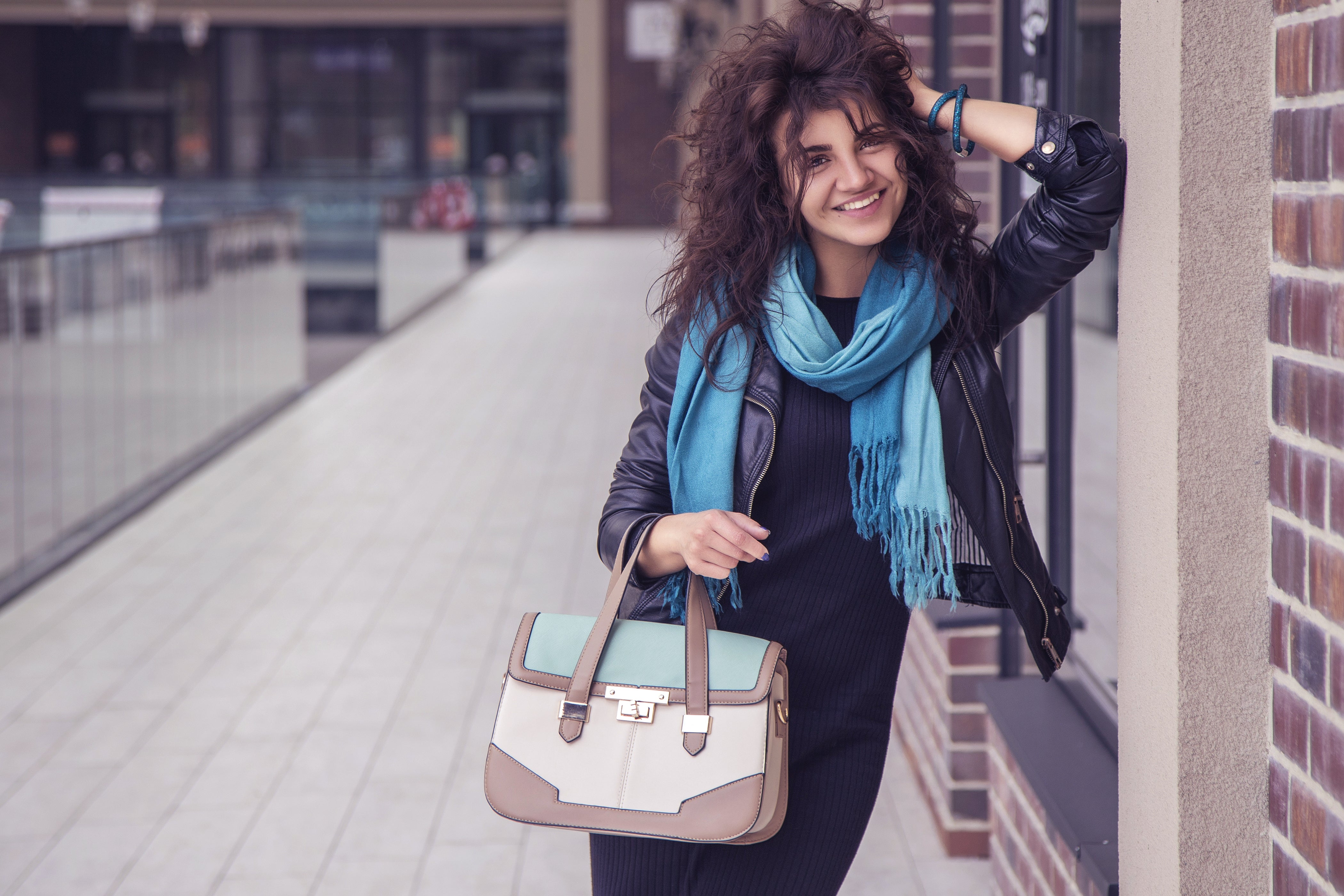 Pashmina Shawls a Women's Best Friend - Livloko London